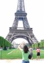 A_tour_in_Paris_Tower_photographers.jpg